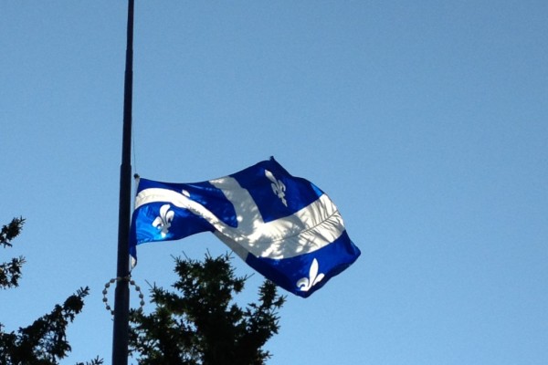 2013-07-12-11-33-31-UQTR drapeau en berne